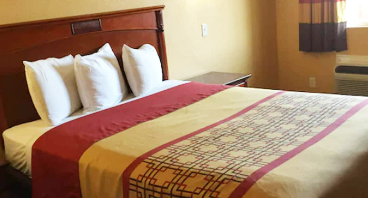 National City Motel kingbed